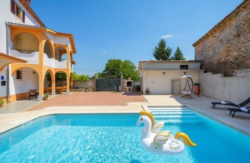 Tinjan House | Experience Holiday House Karla Valentina: 10/10 Rated Retreat
