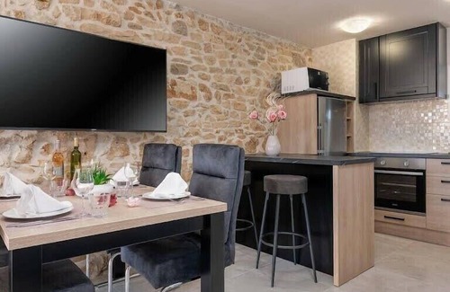 Kastelir House | Cozy Holiday House Kastelir with Hot Tub and Kitchen