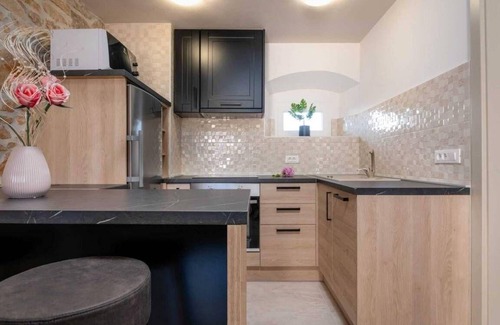 Kastelir House | Cozy Holiday House Kastelir with Hot Tub and Kitchen