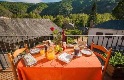 La Omanuela House | Cozy La Omañuela Holiday Home with Spa and Breakfast
