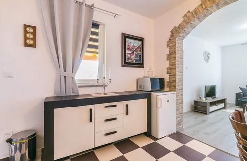 Liznjan House | Cozy Holiday House Ližnjan for 1-4 Guests with Kitchen