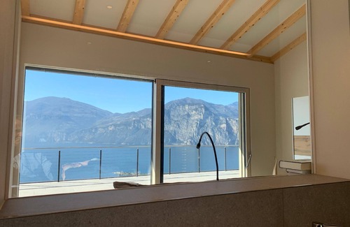 Cassone House | Idyllic Holiday House in Malcesine with Ocean View Amenities