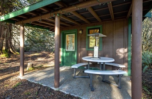 Maple Falls House | Cozy Maple Falls Retreat: Ideal for Couples with a Kitchen