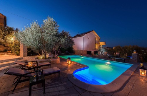 Susica House | Spacious Holiday House in Murter for Groups up to 22