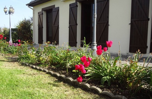 Trevieres House | Idyllic Holiday House Near the Landing Beaches with Pool