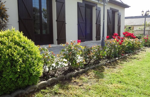 Trevieres House | Idyllic Holiday House Near the Landing Beaches with Pool