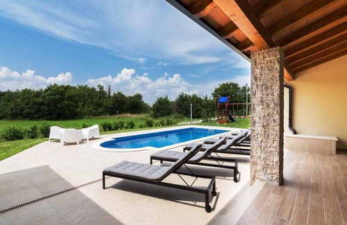Nedescina House | Spacious Holiday House Nedescina with Private Pool & Kitchen