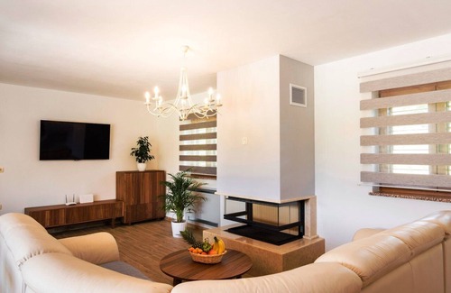 Nedescina House | Spacious Holiday House Nedescina with Private Pool & Kitchen