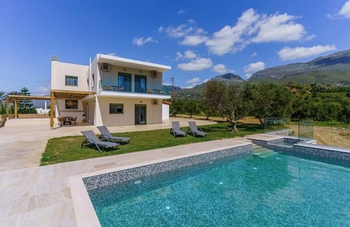 Agios Vasileios House | Spacious Holiday House Plakias for Groups with Kitchen Access