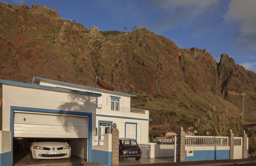 Paul do Mar House | Seaside Retreat with Breakfast & Family-Friendly Amenities