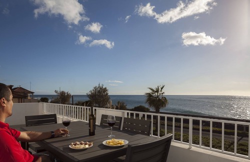Paul do Mar House | Seaside Retreat with Breakfast & Family-Friendly Amenities