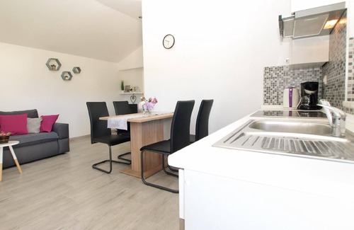 Skatari House | Cozy Holiday Home in Pula for 1-3 Guests with Kitchen