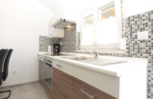 Skatari House | Cozy Holiday Home in Pula for 1-3 Guests with Kitchen