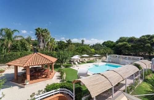 Santa Croce Camerina House | Spacious Holiday House Punta Secca for Families & Groups