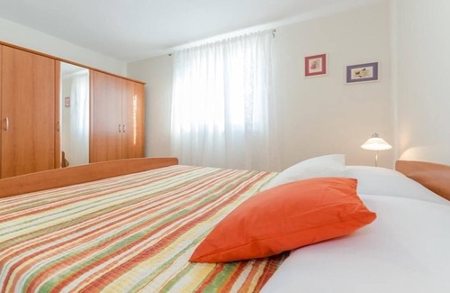 Savar House | Cozy Savar Holiday House for 1-3 Guests with Kitchen