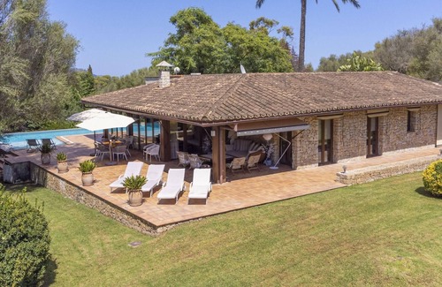 Sencelles House | Relaxing Holiday Home Sencelles with Pool & Family Amenities