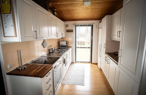 Hjo House | Family-Friendly Retreat: Holiday House "Smultronsställe" Hjo