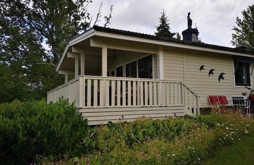 Hjo House | Family-Friendly Retreat: Holiday House "Smultronsställe" Hjo
