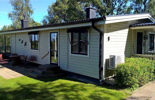 Hjo House | Family-Friendly Retreat: Holiday House "Smultronsställe" Hjo