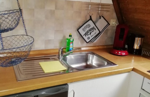 Kinding House | Pet-Friendly Holiday House "Tina" with Pool & Ocean Views
