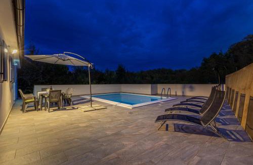 Gabonjin House | Oceanfront Holiday House TRANQUILLITY with Pool Access
