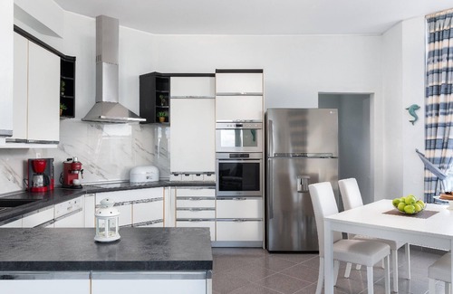 Petaloudes House | Spacious Holiday House Triánda with Private Pool and Kitchen