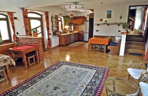Saliste House | Spacious Holiday House Vale: Family Retreat with 4 Bedrooms