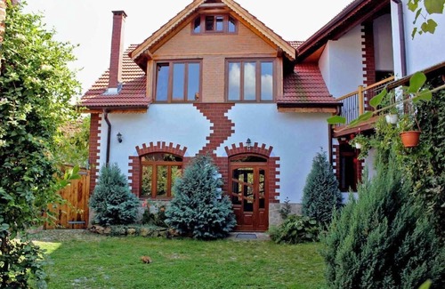 Saliste House | Spacious Holiday House Vale: Family Retreat with 4 Bedrooms