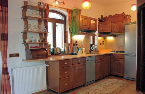 Saliste House | Spacious Holiday House Vale for 5-10 with Family Amenities