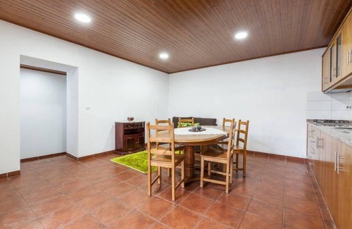 Mesao Frio House | Cozy Vila Marim: Family-Friendly Holiday Home for 4