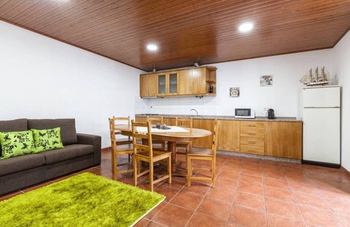 Mesao Frio House | Cozy Vila Marim: Family-Friendly Holiday Home for 4