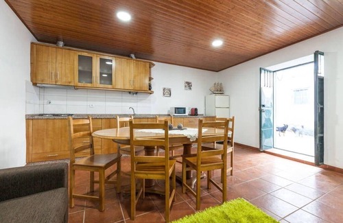 Mesao Frio House | Cozy Vila Marim: Family-Friendly Holiday Home for 4