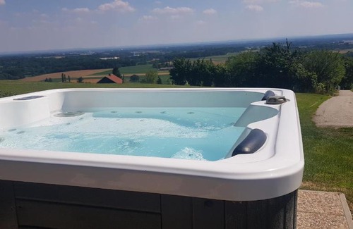 Tisina House | Inviting Holiday House VilAna with Hot Tub & Family Amenities