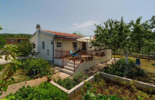 Srijane House | Family-Friendly Holiday House with Parking in Srijane