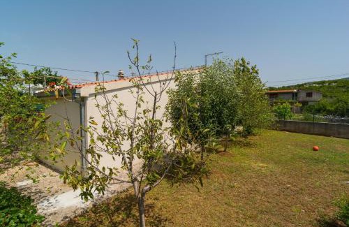 Srijane House | Family-Friendly Holiday House with Parking in Srijane