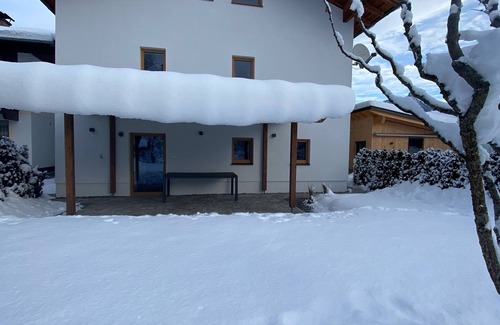 Lechaschau House | Idyllic Holiday House with Garden and Pool Access