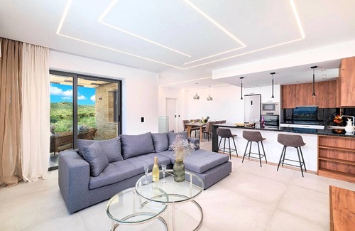 Kournas House | Inviting Holiday House in Yeoryioupolis, Kriti with Pool
