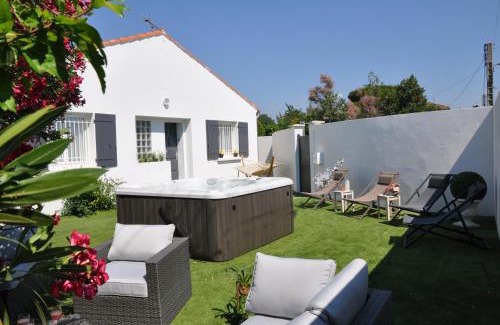 Arles Villa | Relax in Arles: Villa with Jacuzzi and Gorgeous Ocean Views