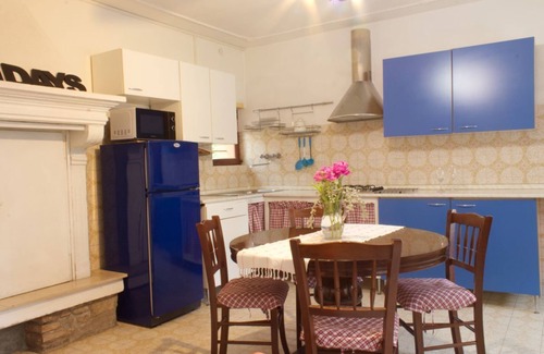 Peschiera del Garda Apartment | Outstanding Holiday Escape in Peschiera with Garden Access