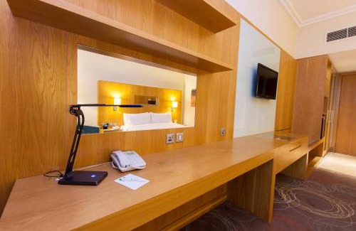 Abu Dhabi Hotel | Discover Holiday Inn Abu Dhabi: 4-Star Oceanfront Retreat