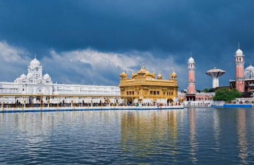 Ranjit Avenue Hotel | Discover Holiday Inn Amritsar Ranjit Avenue with Pool Access