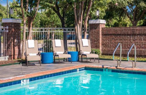Addison Hotel | Comfortable Stays at Holiday Inn and Suites Addison