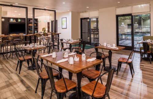 Addison Hotel | Comfortable Stays at Holiday Inn and Suites Addison
