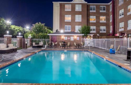Addison Hotel | Comfortable Stays at Holiday Inn and Suites Addison