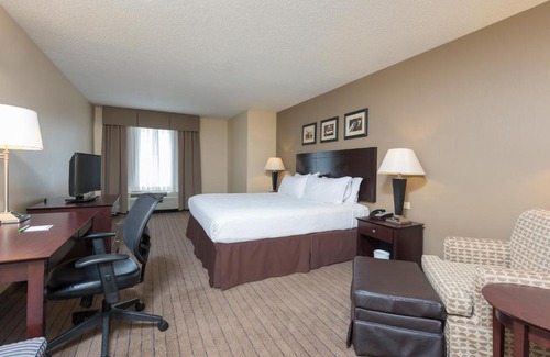 Aurora Hotel | Inviting Holiday Inn Aurora North - Naperville with Pool