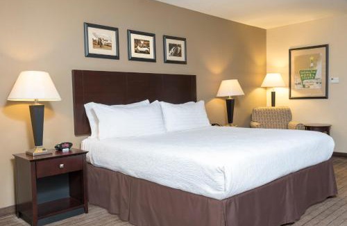 Aurora Hotel | Inviting Holiday Inn Aurora North - Naperville with Pool