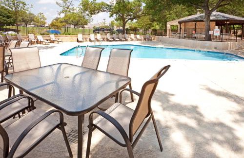 Highland Hotel | Relax at Holiday Inn Austin Midtown with Pool & Ocean View