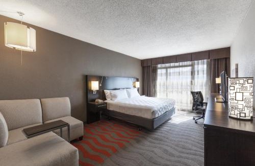 Highland Hotel | Relax at Holiday Inn Austin Midtown with Pool & Ocean View