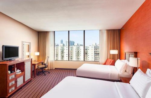 Rainey Street Historic District Hotel | Comfortable Holiday Inn Austin - Town Lake with Pool Access