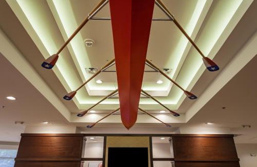 Rainey Street Historic District Hotel | Comfortable Holiday Inn Austin - Town Lake with Pool Access